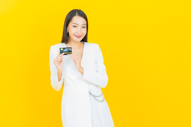 Retrato linda jovem asiática sorrindo com cartão de crédito