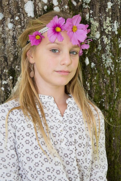 Retrato linda jovem com coroa de flores na cabeça