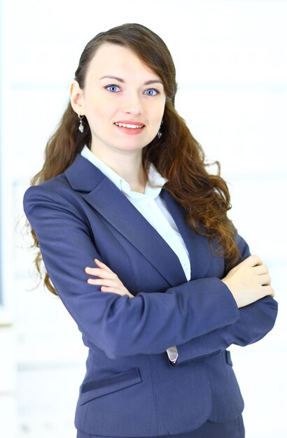 Retrato de una linda joven empresaria sonriendo en un entorno de oficina