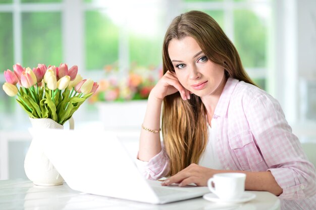 Retrato de linda joven empresaria trabajando en el escritorio