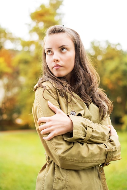 Retrato de una linda mujer en un frío día de otoño.