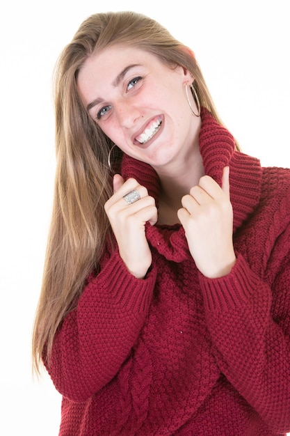 Retrato de una linda mujer joven sonriendo en invierno suéter rojo