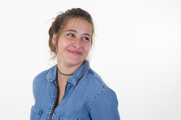 Retrato de linda mujer morena joven de moda en camisa azul oscuro