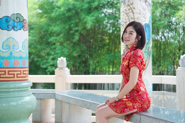 Retrato linda mulher asiática em vestido CheongsamTailândia pessoasFeliz conceito de ano novo chinês