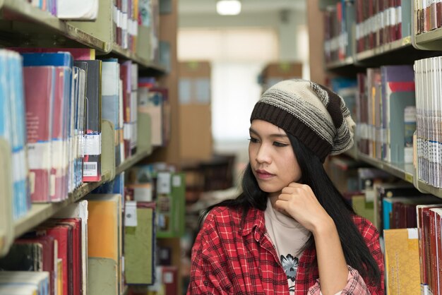 Retrato linda mulher asiática na biblioteca