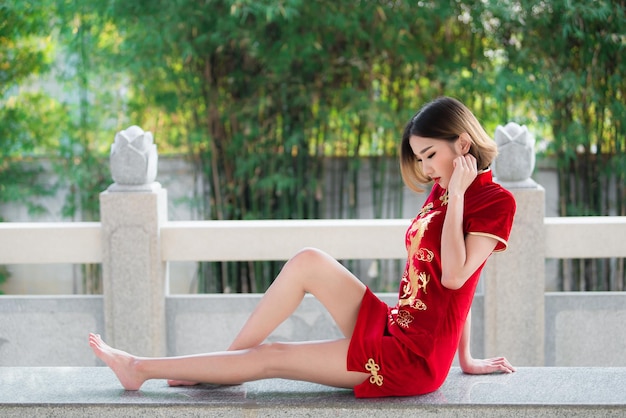 Retrato linda mulher asiática no vestido Cheongsampovo da TailândiaFeliz ano novo chinêsconceitoFeliz senhora asiática no vestido tradicional chinês