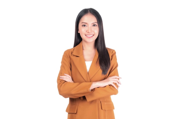 Retrato linda mulher asiática trabalhadora de negócios braços cruzados com felicidade isolada no espaço de cópia de fundo branco