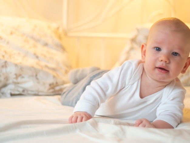 Retrato de una linda niña acostada en la cama en casa