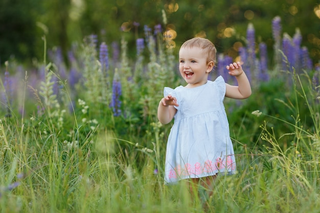 Retrato de linda niña de un año en vestido azul