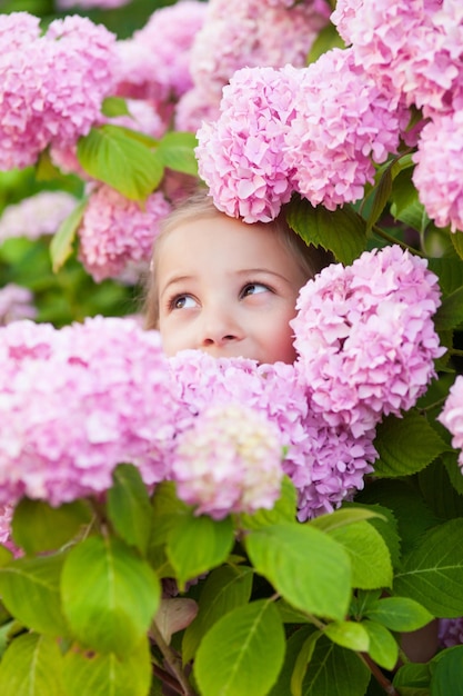 Retrato de una linda niña con anteojos y vestido.