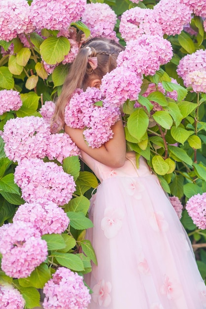 Retrato de una linda niña con anteojos y vestido.