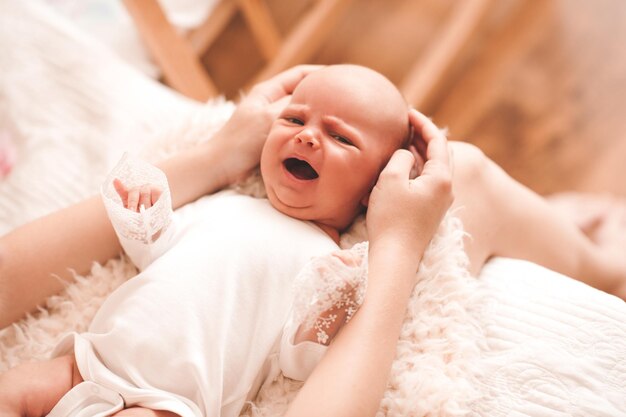 Foto retrato de una linda niña durmiendo en la cama en casa