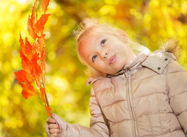 Retrato de una linda niña en un hermoso día de otoño.