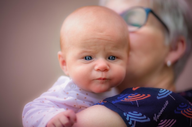 Foto retrato de una linda niña con una mujer