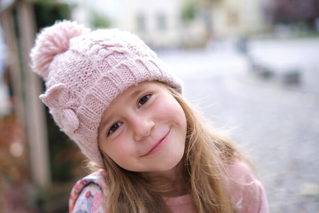 Retrato de una linda niña pequeña con sombrero rosa