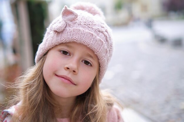 Retrato de una linda niña pequeña con sombrero rosa