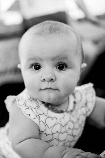 Foto retrato de una linda niña de pie en casa