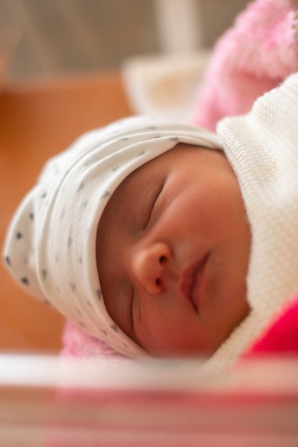 Retrato de una linda niña recién nacida
