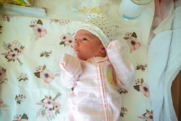 Retrato de una linda niña recién nacida