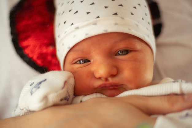 Retrato de una linda niña recién nacida