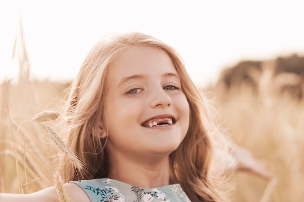 Retrato de una linda niña riendo. Cambio de dientes