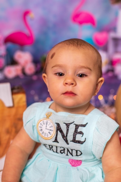 Foto retrato de una linda niña sentada en el suelo de madera dura