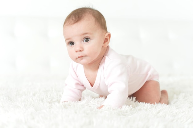 Retrato de una linda niña sobre un fondo claro