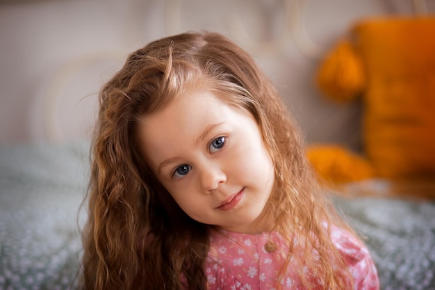 Retrato de una linda niña sonriente. Posando mirando a la cámara