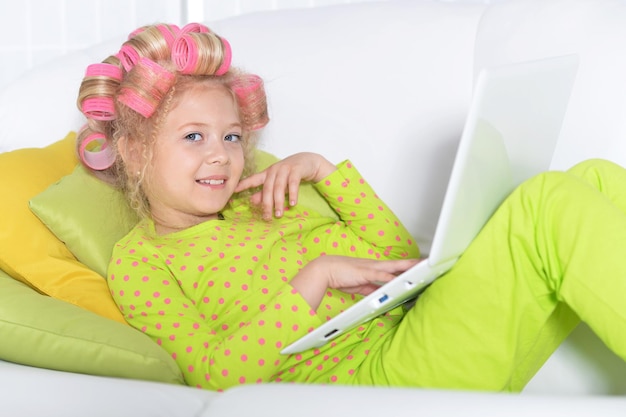 Retrato de una linda niña usando laptop