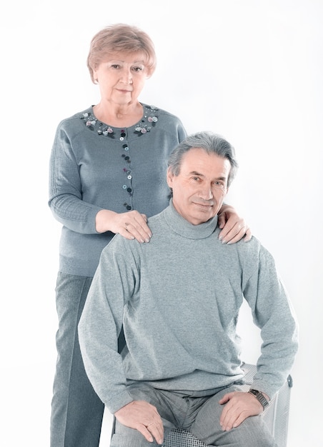 Retrato de una linda pareja de ancianos. Aislado en blanco.