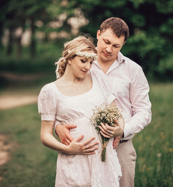 Retrato de una linda pareja casada en un parque