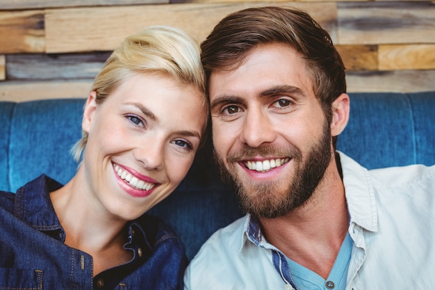 Retrato de una linda pareja en una cita sonriendo a la cámara