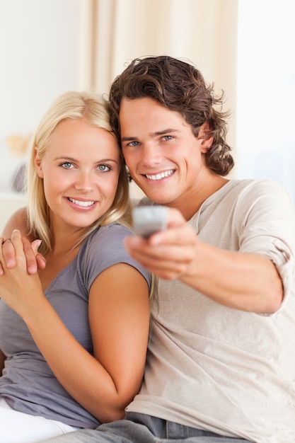 Retrato de una linda pareja viendo la televisión