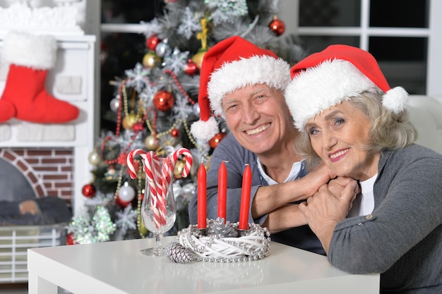 Retrato de una linda persona mayor celebrando la Navidad