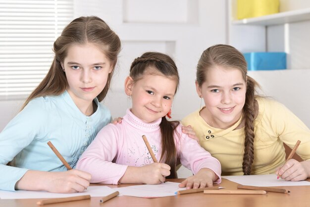 Retrato de lindas chicas hermosas haciendo la tarea