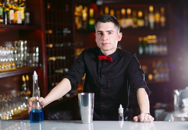 Retrato de un lindo barman.