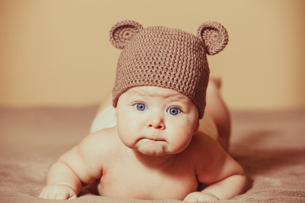 Foto retrato de un lindo bebé acostado en la cama