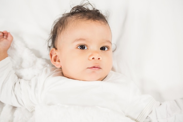 Retrato de lindo bebé en la cama