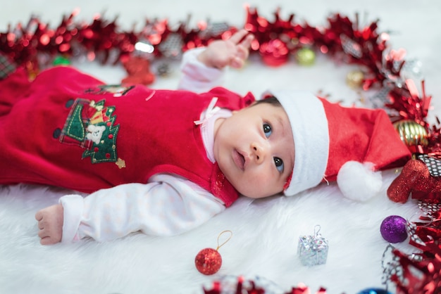 Retrato de lindo bebé en concepto de Navidad