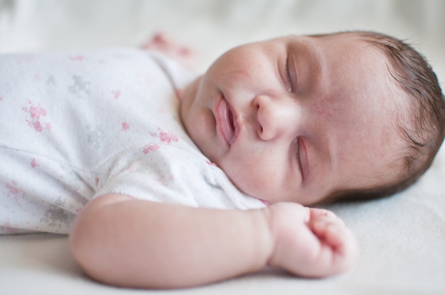 Retrato de lindo bebé durmiendo pacíficamente