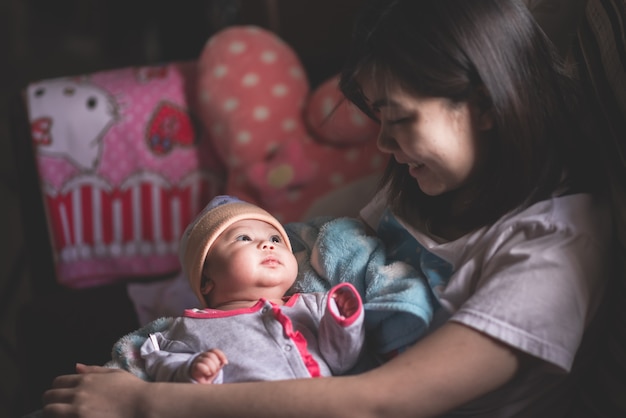 Retrato de lindo bebé con madre