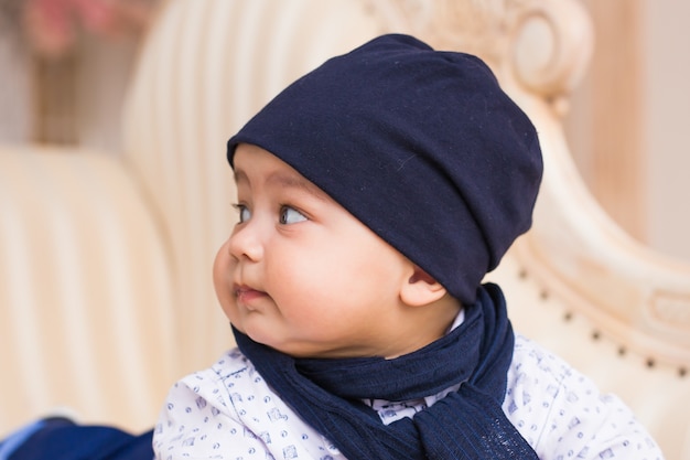 Un retrato de un lindo bebé recién nacido riendo