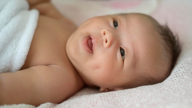Retrato de lindo bebé recién nacido