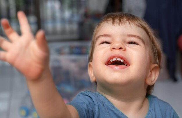 Retrato de un lindo bebé riendo mirando a otro lado