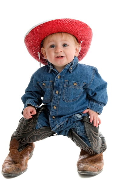 Foto retrato de un lindo bebé con sombrero contra un fondo blanco