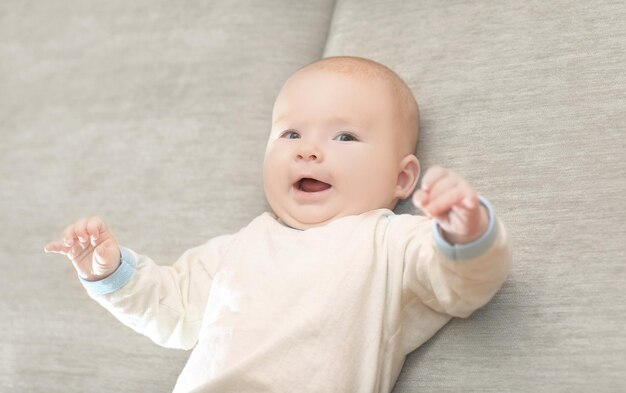 Retrato de un lindo bebé de tres meses