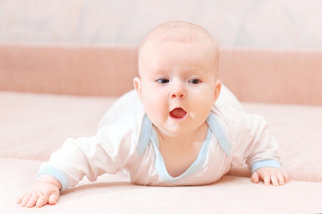 Retrato de un lindo bebé de tres meses