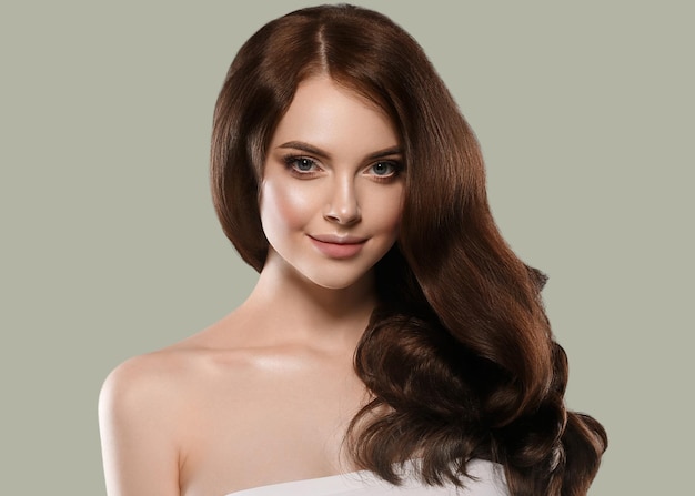 Retrato lindo cabelo pele mulher beleza feminino cabelo longo encaracolado. Cor de fundo verde