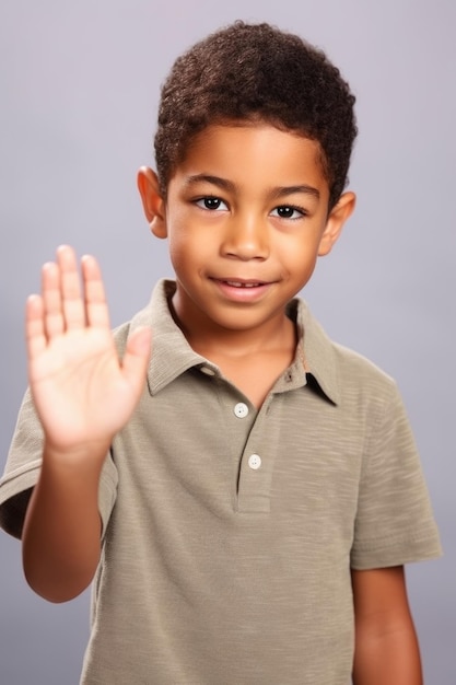 Foto retrato de un lindo joven étnico extendiendo su mano