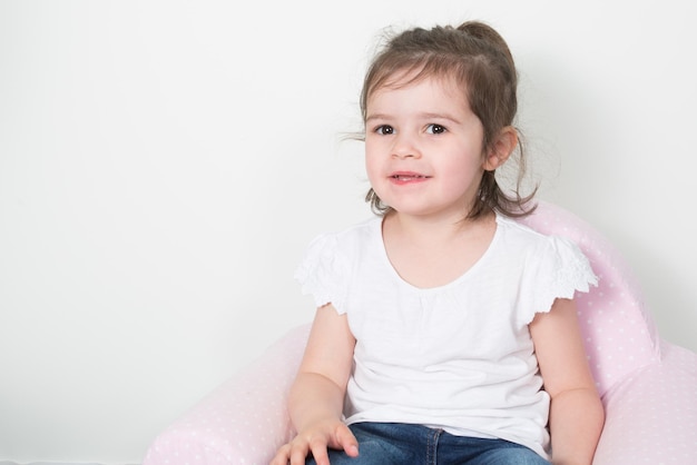 retrato, de, un, lindo, multirracial, niña pequeña, sonriente, aislado, blanco, plano de fondo